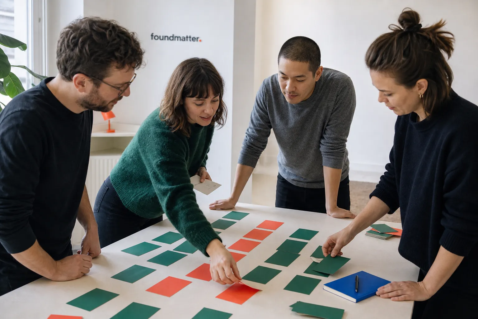 KI-generierte Szene: Ein Team ordnet die Argumente für seinen Pitch.